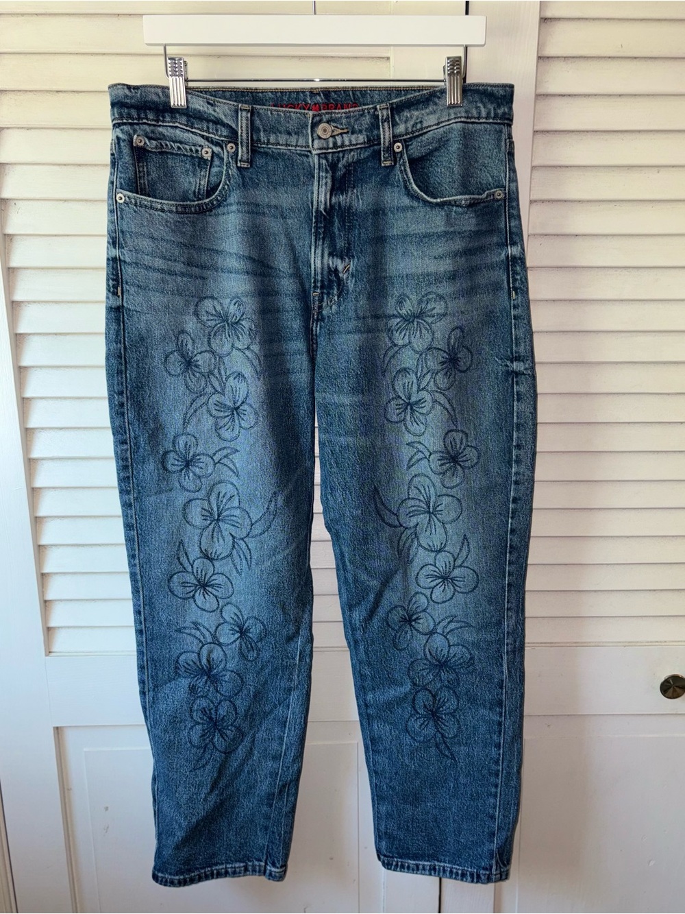 Lucky Brand Boy Mid Rise Relaxed Straight Floral Embroidered Jeans 10/30R - Picture 2 of 8